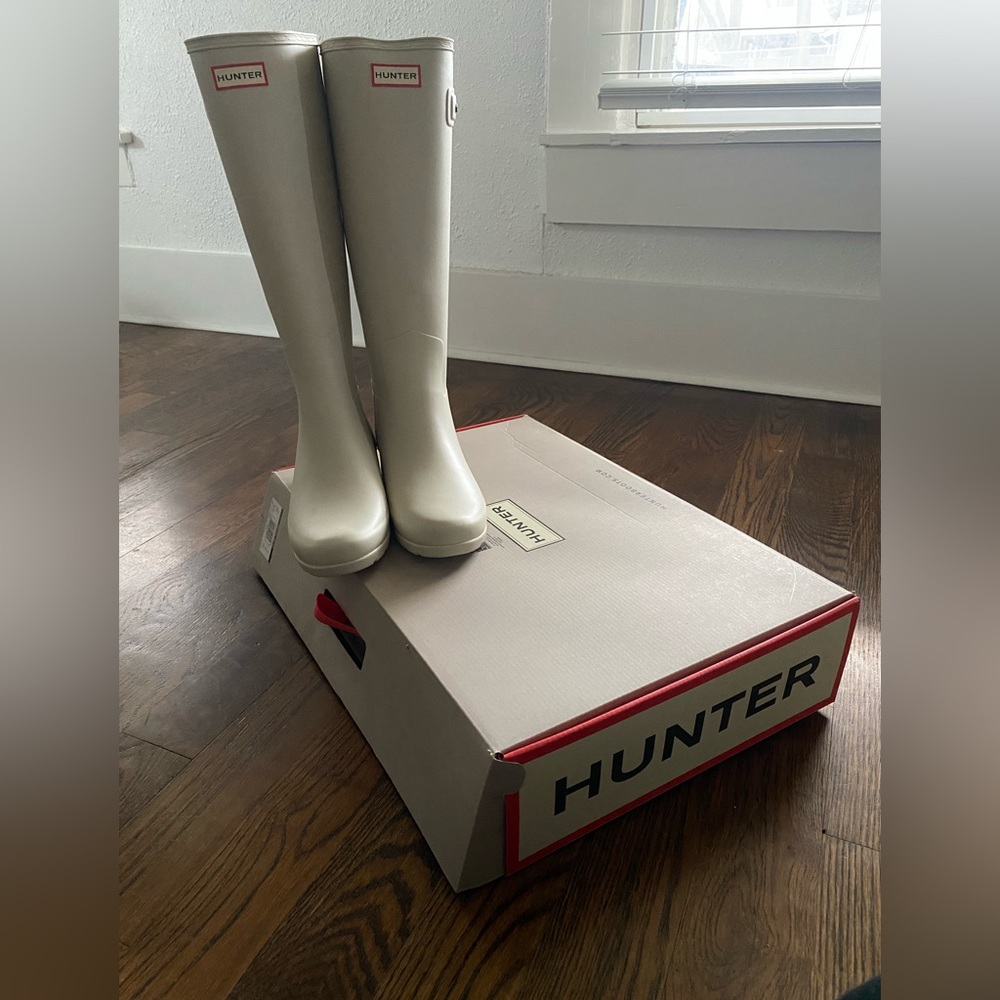 Never worn Hunter rain boots.